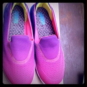 Nwot Skechers slip on shoes